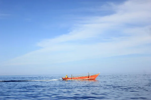 Лодка Посреди Моря Естественный Фон — стоковое фото