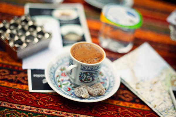 İstanbul sokak kafesinde suyla Türk kahvesi