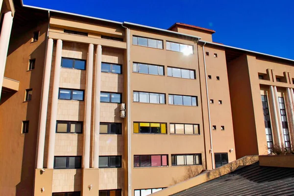 Ankara Türkiye. Bilkent Üniversitesi 'nin modern kampüsü mavi gökyüzüne karşı. 