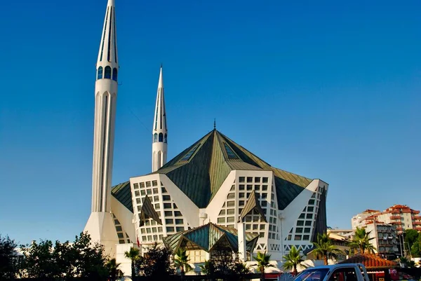 Mavi gökyüzüne karşı Akcakoca Merkez Camii 'nin alışılmadık dış görünüşü. Ergün Subasi tarafından tasarlandı. 20. yüzyıl. Akcakoca Türkiye