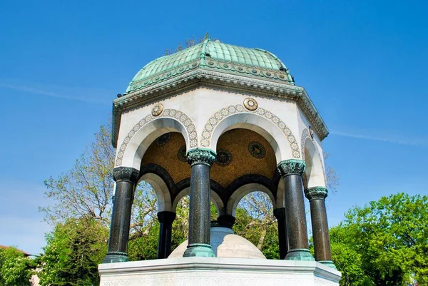 Piękny neo-bizantyjski styl niemieckiej fontanny cesarza Wilhelma, Alman Cesmesi ze złotą kopułą mozaiki na placu Sułtana Ahmeta. Turcja Stambuł — Zdjęcie stockowe