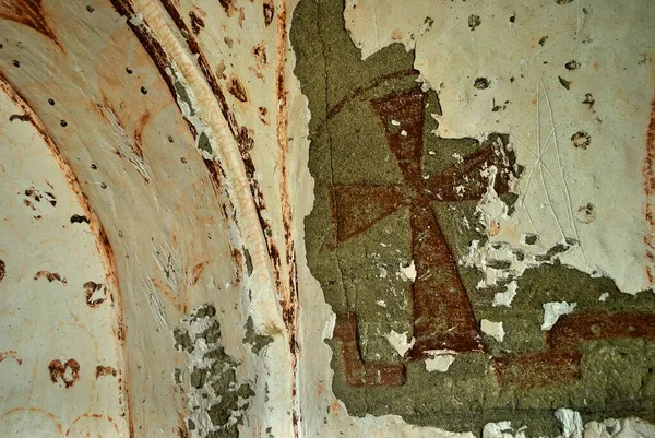 Murales Croce Rossa in antica chiesa grotta cristiana con ornamenti rossi. Cappadocia Turchia. Patrimonio Mondiale UNESCO. — Foto Stock