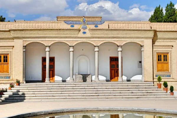  Mavi gökyüzüne karşı Zerdüştlerin ateş tapınağı. Yazd İran