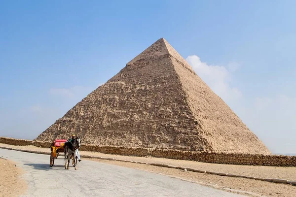 El Cairo Egipto. Carruaje de caballos vacío en la meseta de las pirámides. Giza Cairo Egipto — Foto de Stock