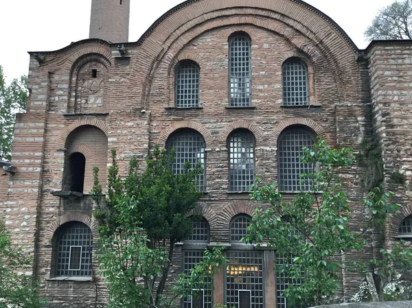 La vista frontal de la iglesia ortodoxa Hagia Thdotokos, la mezquita Kalenderhane, data del siglo IX. Estambul Turquía. — Foto de Stock