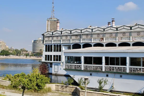 White Boat ristorante contro il cielo blu sul fiume Nilo al Cairo. — Foto Stock