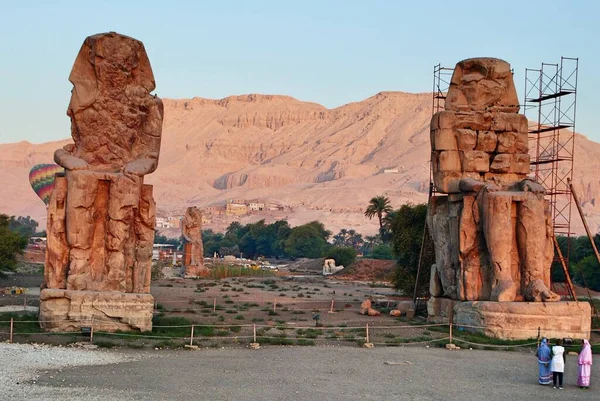 Turistas em pé em frente ao Colossi de Memnon datado de 1350 aC. Templo da Rainha Hatshepsut. Vale dos Reis. Luxor Egito. — Fotografia de Stock