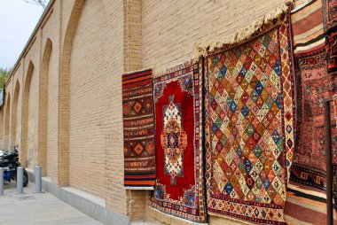 İsfahan İran. İran halıları, halılar, halılar, İsfahan caddesinde, zengin ve uyumlu renklerde örülmüş.. 
