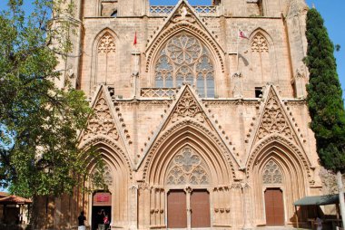 Turistler 13. yüzyıldan kalma Rayonnant Gotik tarzında Lala Mustafa Paşa Camii veya Aziz Nicholas Katedrali 'ni ziyaret ediyorlar. Kuzey Kıbrıs Famagusta