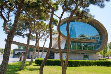 Bakü Azerbaycan. Temmuz 2017 dolaylarında. Azerbaycan Ulusal Halı Müzesi 'nin dışı. Kafkas halıları ve farklı zamanlardan çeşitli dokuma teknikleri ve materyalleri gösteriyor.. 