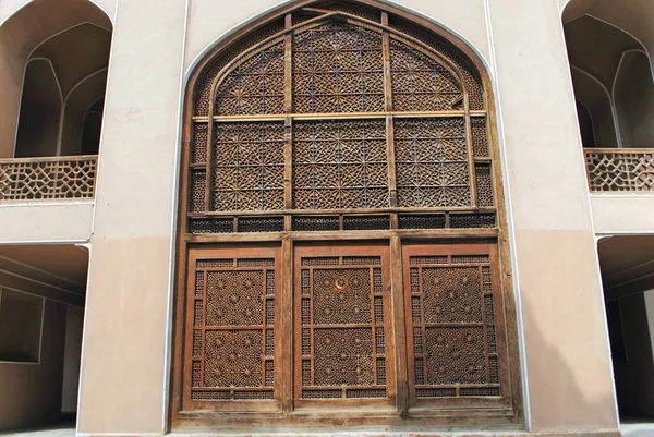 Dolat Abad Rüzgarı Yakalayıcıları bahçesinin güzel simetrik kapısı, 18. yüzyılda inşa edildi. Unesco Dünya Mirası Bölgesi. Yazd İran.