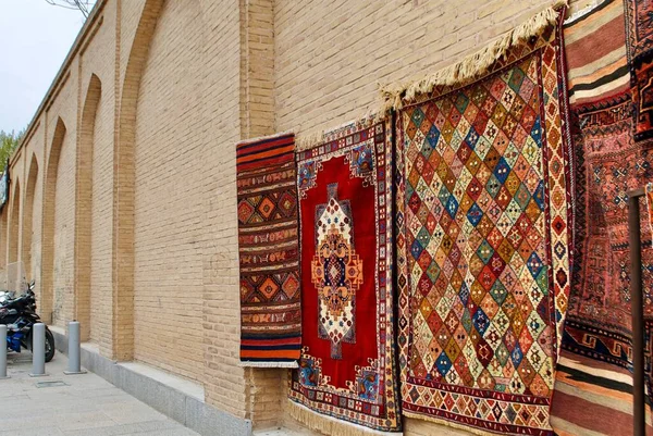 İsfahan İran. İran halıları, halılar, halılar, İsfahan caddesinde, zengin ve uyumlu renklerde örülmüş.. 
