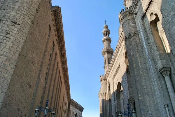 El Rifai camiinin ortaçağ dış duvarı ve minaresi, Kahire Kalesi 'nin bitişiğindeki 14. yüzyıldan kalma. Kahire Mısır.