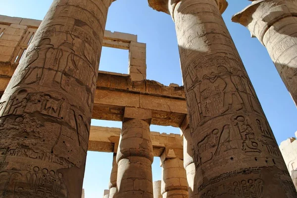 Vista de baixo ângulo de colunas hieroglíficas esculpidas temáticas no Hypostyle Hall em Karnak Temple. Thebes Luxor Egito. — Fotografia de Stock