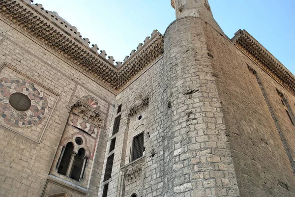 La parete esterna medievale della moschea al Rifai risale al XIV secolo, adiacente alla Cittadella del Cairo. Cairo Egitto. — Foto Stock