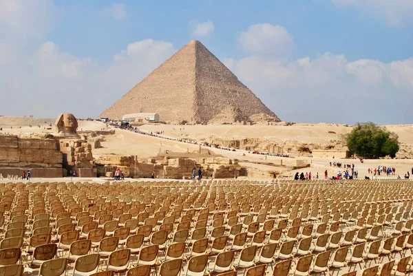Fila de assentos vazios para show de luz na frente das pirâmides e da Esfinge em um dia ensolarado. Património Mundial da UNESCO. Gizé Egito — Fotografia de Stock