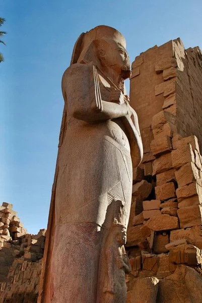 Estátua colossal do faraó Ramsés II e da princesa-rainha Meritamen no Templo de Luxor, datada de 1400 aC. Luxor Egipto. Património Mundial da UNESCO. — Fotografia de Stock
