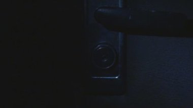 Kilidi kırıp içeri girmek. Hırsız bakış açısı.