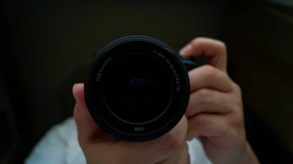 Profesyonel fotoğrafçının elleri.