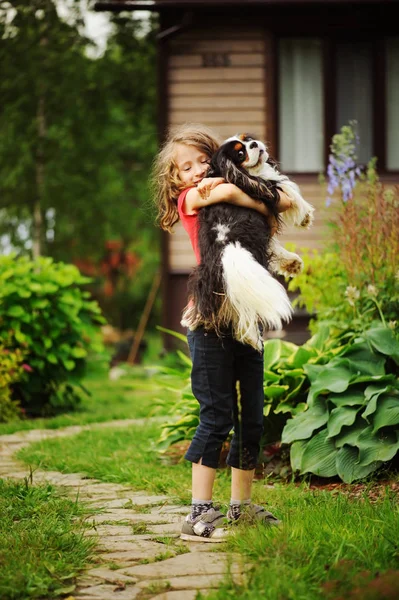 Lyckliga Gamla Barn Flicka Leker Med Hennes Spaniel Hund Utomhus — Stockfoto