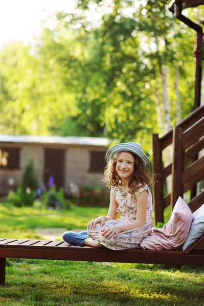 Güneşli Bahçe Şezlong Üzerinde Rahatlatıcı Yaz Tatillerini Açık Zevk Çocuk — Stok fotoğraf