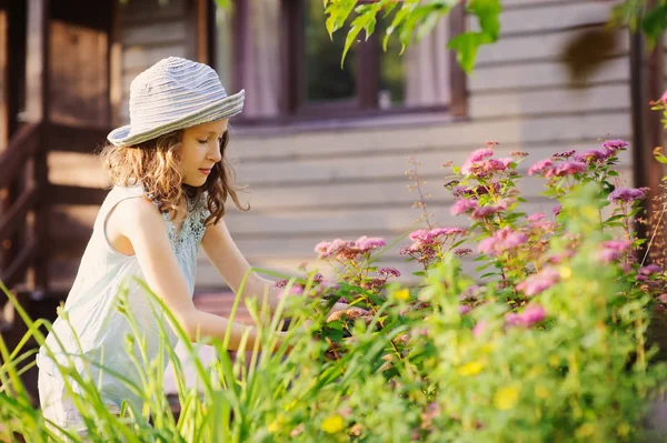 Malý Zahradník Dívka Dítě Pomáhající Ořez Výřez Tavolník Bush Letní — Stock fotografie