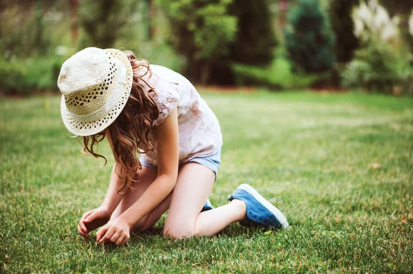 快乐的女孩在帽子享受温暖的夏日在盛开的花园 盛开的绣球花背景 — 图库照片