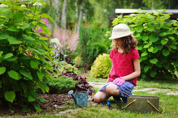 Niña Jugando Pequeño Jardinero Ayudando Jardín Verano Usando Sombrero Guantes — Foto de Stock