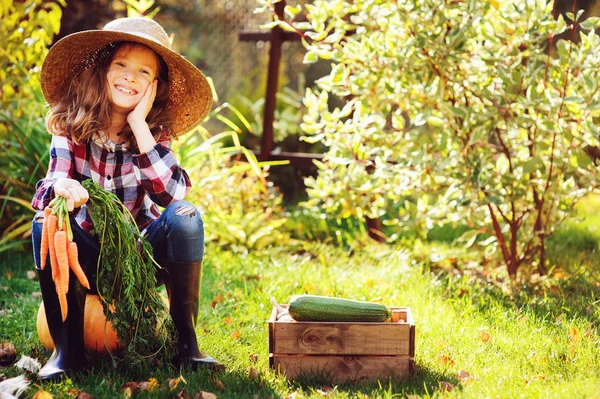 Menina Feliz Agricultor Criança Sentado Com Colheita Outono Jardim Cultivo — Fotografia de Stock