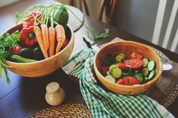 Свежий салат с огурцами и помидорами, собранными из фермерского сада. Сезонный летний урожай
.