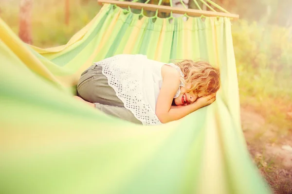 Niña Feliz Relajándose Hamaca Bosque Verano Campamento Verano Viajar Vacaciones —  Fotos de Stock