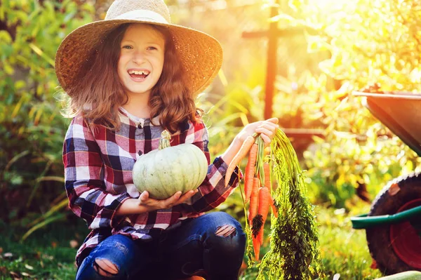Šťastné Dítě Legrační Dívka Farmář Čepice Tričko Hraní Výdej Podzimní — Stock fotografie