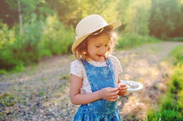 Feliz Niña Años Caminando Aire Libre Verano Escena Atardecer Rural — Foto de Stock