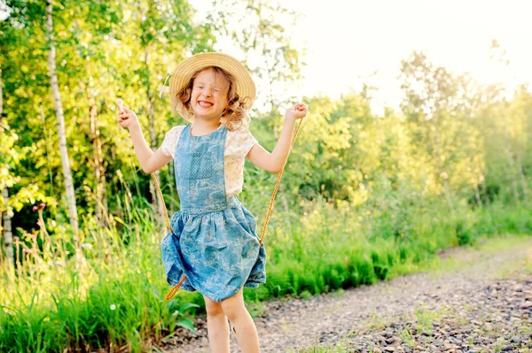 Счастливая Летняя Девочка Гуляющая Свежем Воздухе Летом Сельская Сцена Заката — стоковое фото