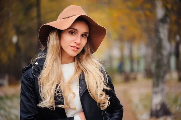 Retrato Otoño Moda Joven Mujer Feliz Caminando Aire Libre Parque —  Fotos de Stock