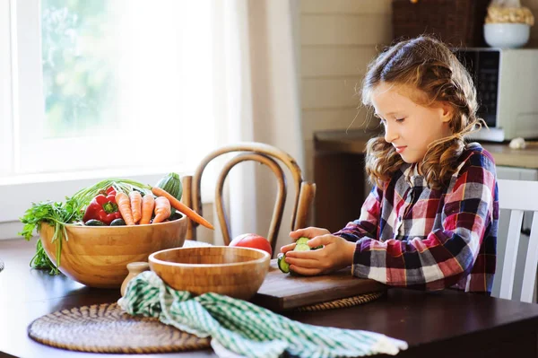 Años Niña Ayudar Mamá Cocinar Ensalada Verduras Casa Alimentación Saludable — Foto de Stock