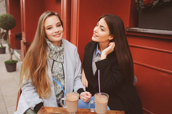 Twee Gelukkige Meisje Vrienden Praten Drinken Koffie Herfst Stad Café — Stockfoto