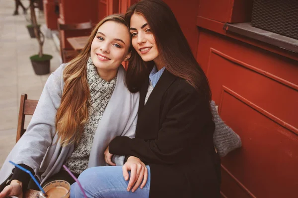 Twee Gelukkige Meisje Vrienden Praten Drinken Koffie Herfst Stad Café — Stockfoto