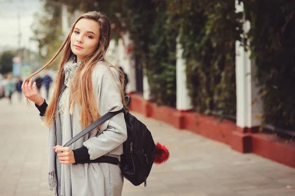 Street Style Portrait Young Beautiful Happy Girl Walking Autumn City — Stock Photo, Image