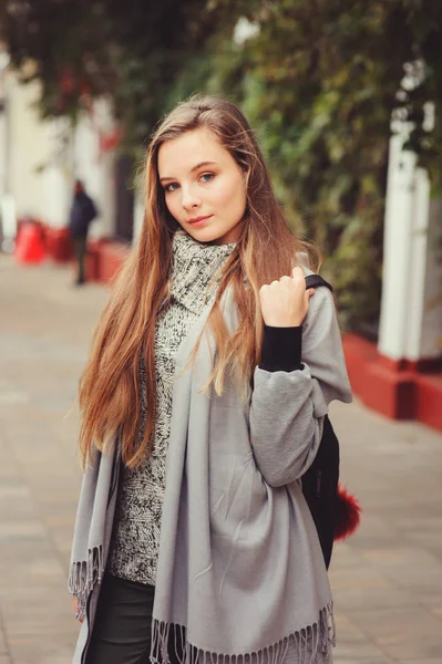 Retrato Estilo Rua Jovem Bela Menina Feliz Andando Cidade Outono — Fotografia de Stock