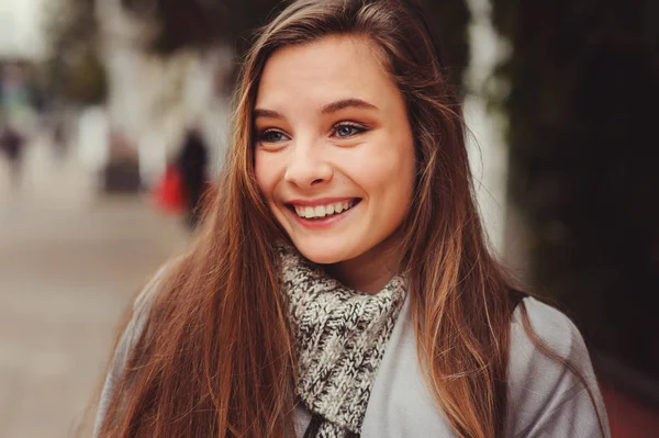 トレンディな革のバックパックと秋の街を歩いて若い美しい幸せな女の子のストリート スタイルの肖像画 — ストック写真