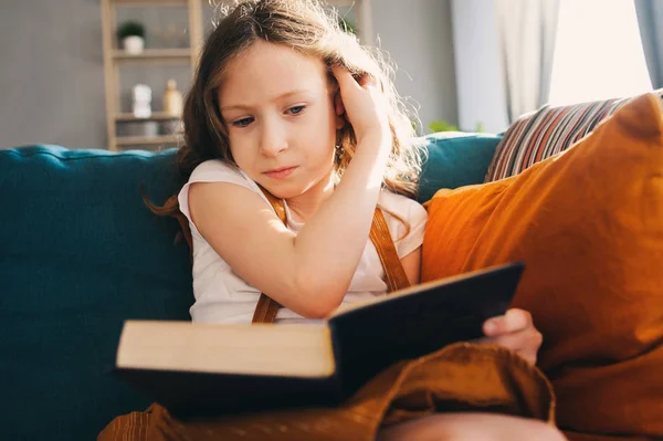 Koncentrerade Barn Flicka Läsa Intressant Bok Hemma — Stockfoto