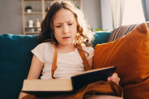 Koncentrované Dítě Dívka Čtení Zajímavé Knihy Doma — Stock fotografie