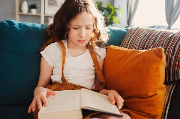 Koncentrerade Barn Flicka Läsa Intressant Bok Hemma — Stockfoto