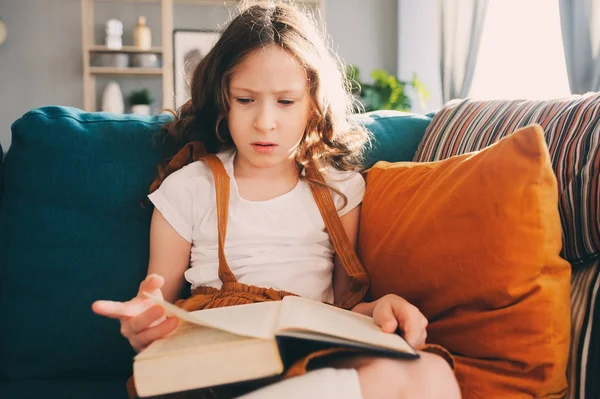 Koncentrerade Barn Flicka Läsa Intressant Bok Hemma — Stockfoto
