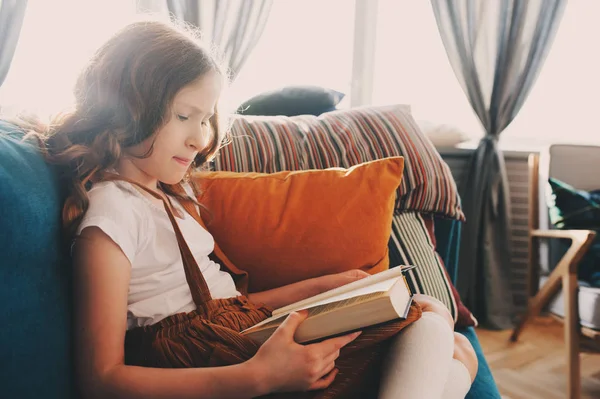 Kind Meisje Het Lezen Van Interessante Boek Thuis Geconcentreerd — Stockfoto