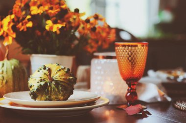 sonbahar geleneksel sofra için Şükran veya Cadılar Bayramı, mumlar squash ve kabaklar.