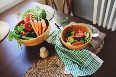 taze salata salatalık ve domates çiftlik bahçeden aldım. Mevsim yaz hasat.