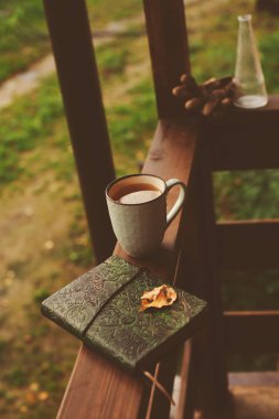 sonbahar sabahı rahat kır evi, fincan çay ve sıcak bir battaniye ahşap masa var. Natürmort ayrıntıları