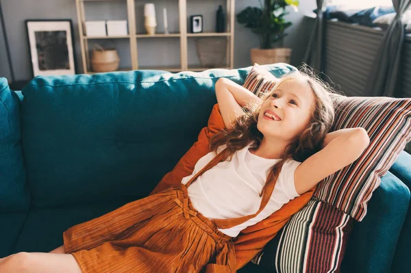 Mutlu Bir Çocukluk Kız Modern Oturma Odasında Rahat Kanepede Rahatlatıcı — Stok fotoğraf